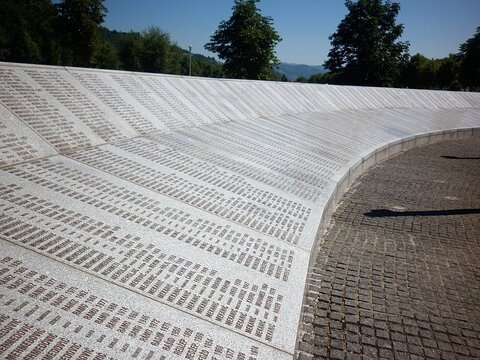 960px-Memorijalni_centar_Srebrenica-Potočari2.jpg