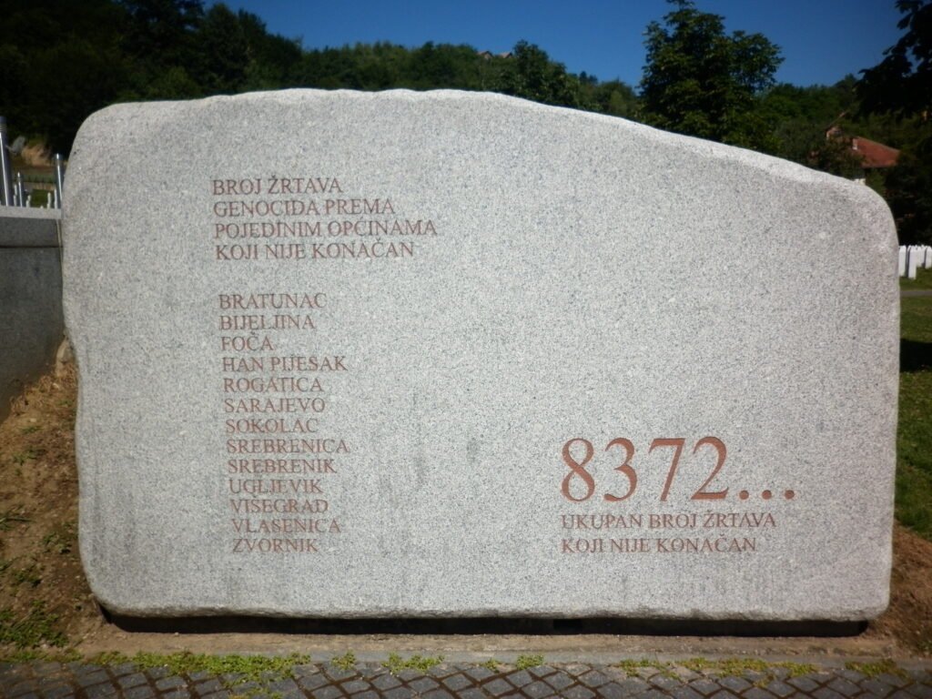 8372 ubijenih dječaka i muškaraca – broj nije konačan, piše na spomen kamenu  (foto Wikipedia)